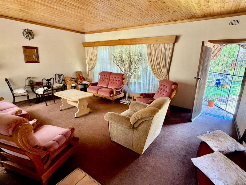 Beautiful 3-Bedroom Family Home with Pool in Prime Location - Photo 5