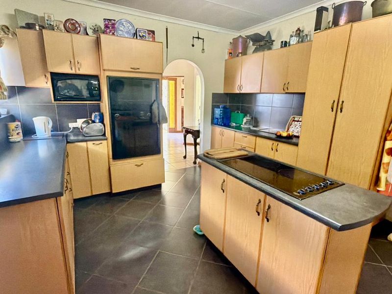 Beautiful 3-Bedroom Family Home with Pool in Prime Location - Photo 3