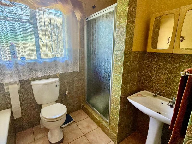 Beautiful 3-Bedroom Family Home with Pool in Prime Location - Photo 10