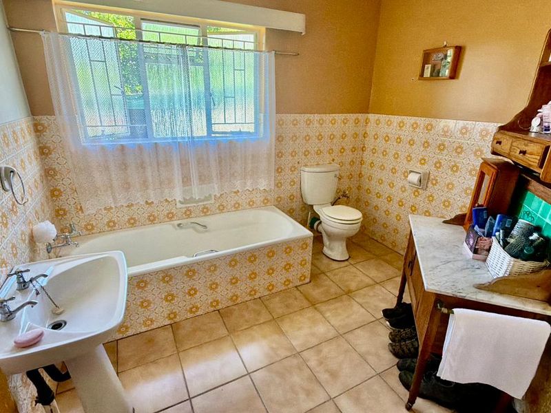 Beautiful 3-Bedroom Family Home with Pool in Prime Location - Photo 8