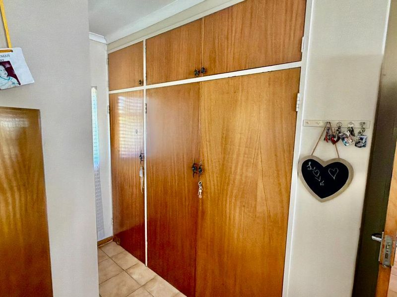 Beautiful 3-Bedroom Family Home with Pool in Prime Location - Photo 7