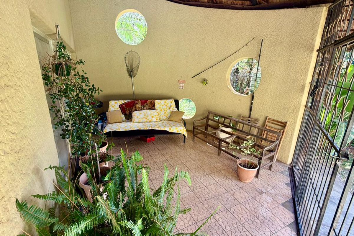 Beautiful 3-Bedroom Family Home with Pool in Prime Location - Photo 2