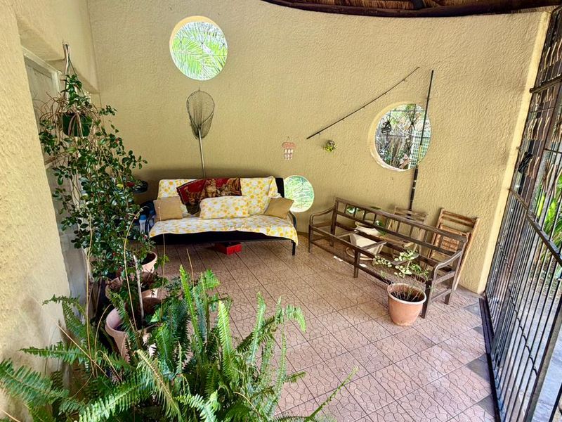 Beautiful 3-Bedroom Family Home with Pool in Prime Location - Photo 2