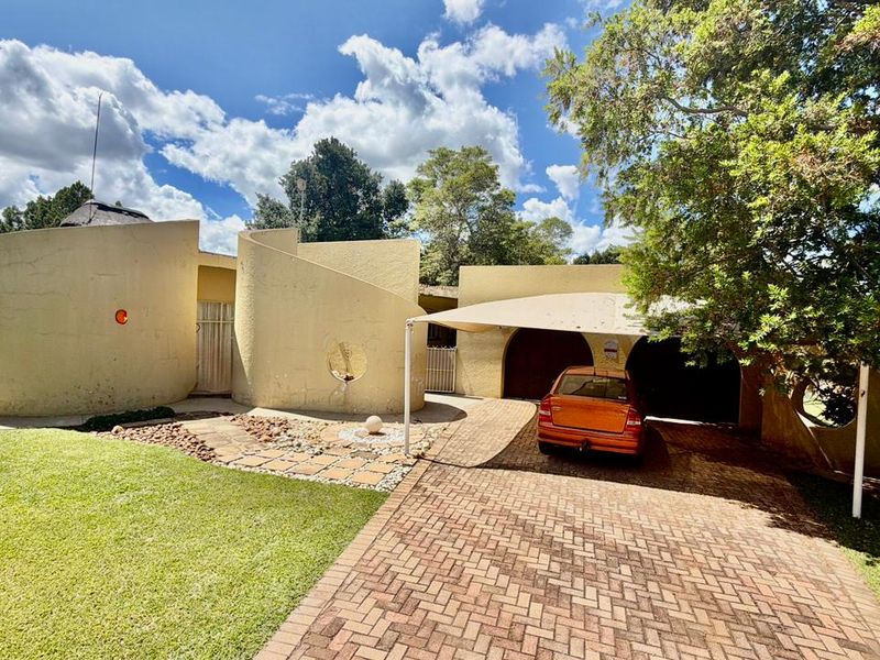 Beautiful 3-Bedroom Family Home with Pool in Prime Location - Photo 1