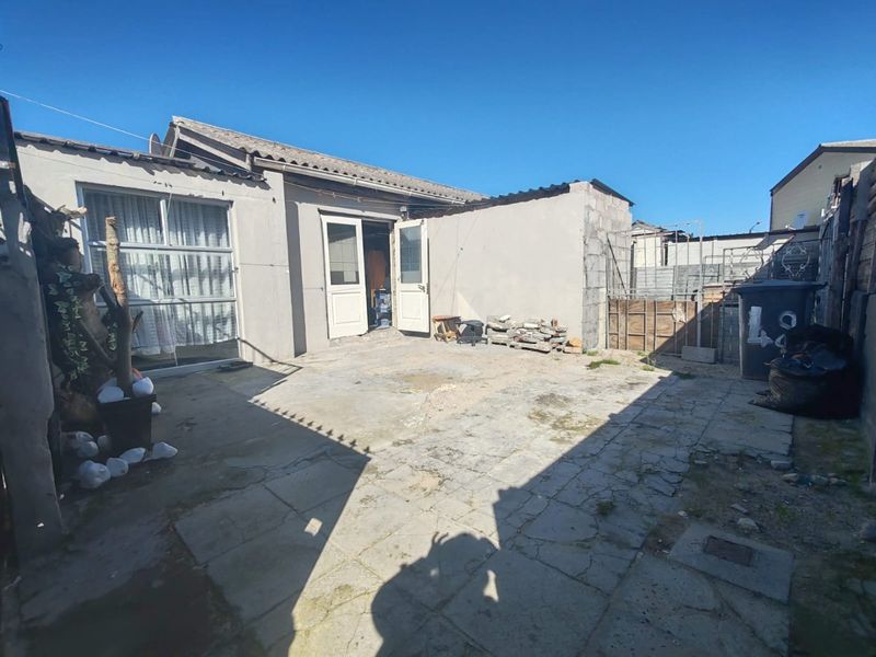 3-Bedroom Home with Spacious Yard – Great Potential in New Woodlands - Photo 3