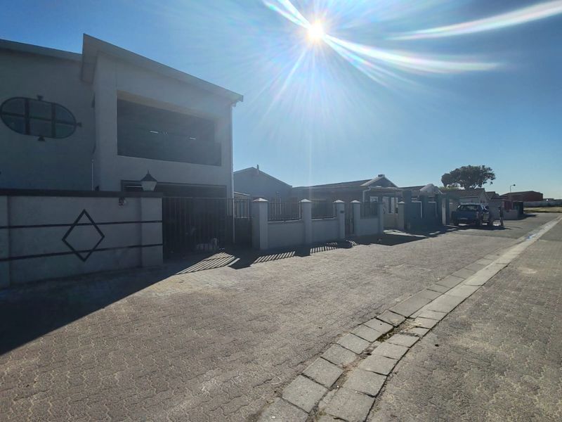 3-Bedroom Home with Spacious Yard – Great Potential in New Woodlands - Photo 2