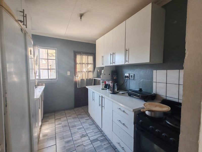 3-Bedroom Home with Spacious Yard – Great Potential in New Woodlands - Photo 4