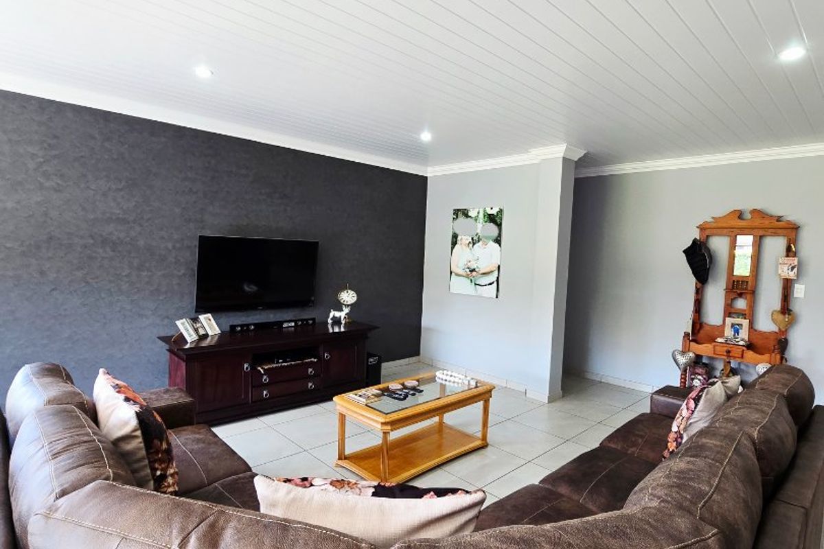 Elegant Family Living in a Secure Complex – Wilkoppies, Klerksdorp - Photo 2