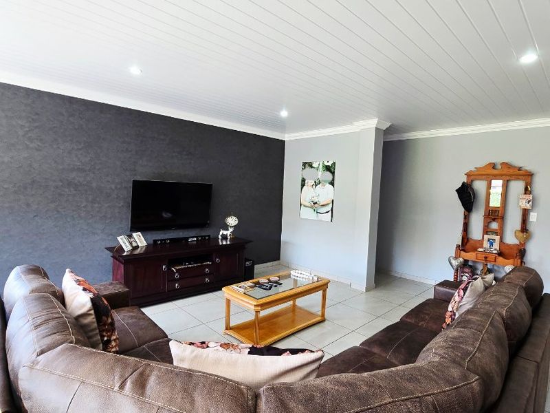 Elegant Family Living in a Secure Complex – Wilkoppies, Klerksdorp - Photo 2