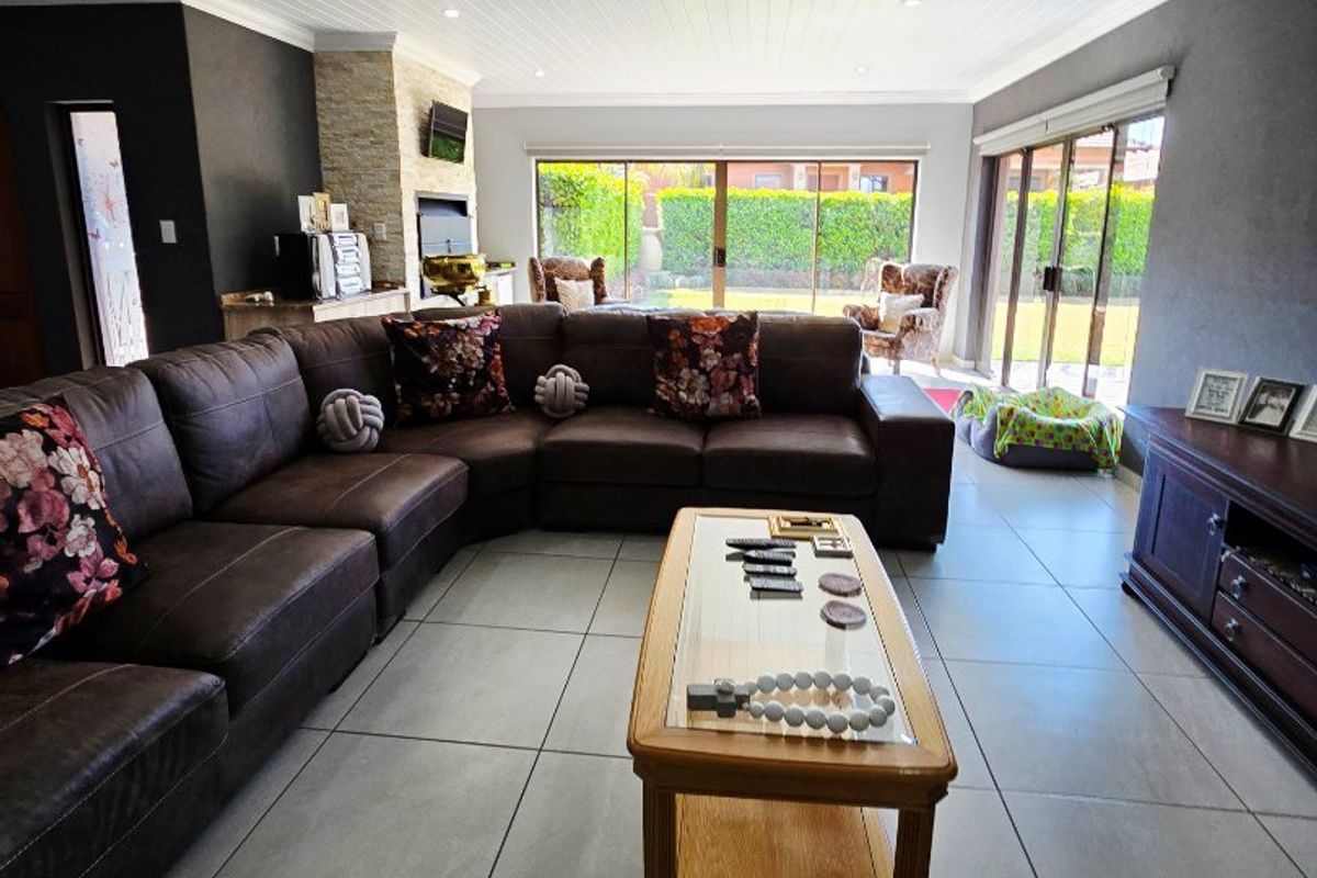 Elegant Family Living in a Secure Complex – Wilkoppies, Klerksdorp - Photo 5