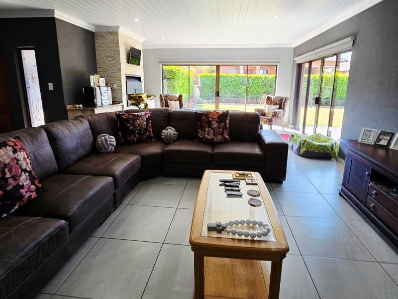 Elegant Family Living in a Secure Complex – Wilkoppies, Klerksdorp - Photo 5