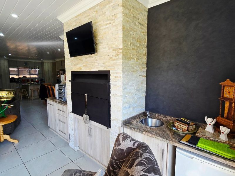 Elegant Family Living in a Secure Complex – Wilkoppies, Klerksdorp - Photo 10