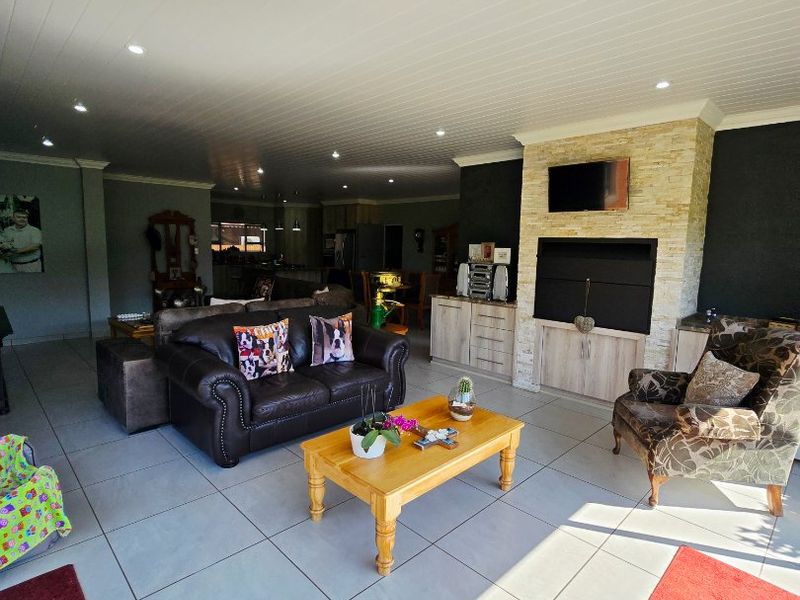 Elegant Family Living in a Secure Complex – Wilkoppies, Klerksdorp - Photo 9