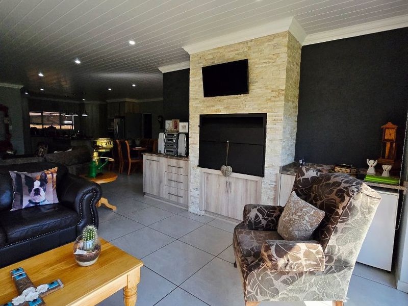 Elegant Family Living in a Secure Complex – Wilkoppies, Klerksdorp - Photo 8