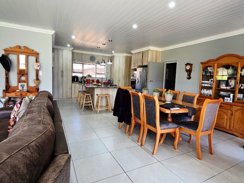 Elegant Family Living in a Secure Complex – Wilkoppies, Klerksdorp - Photo 7