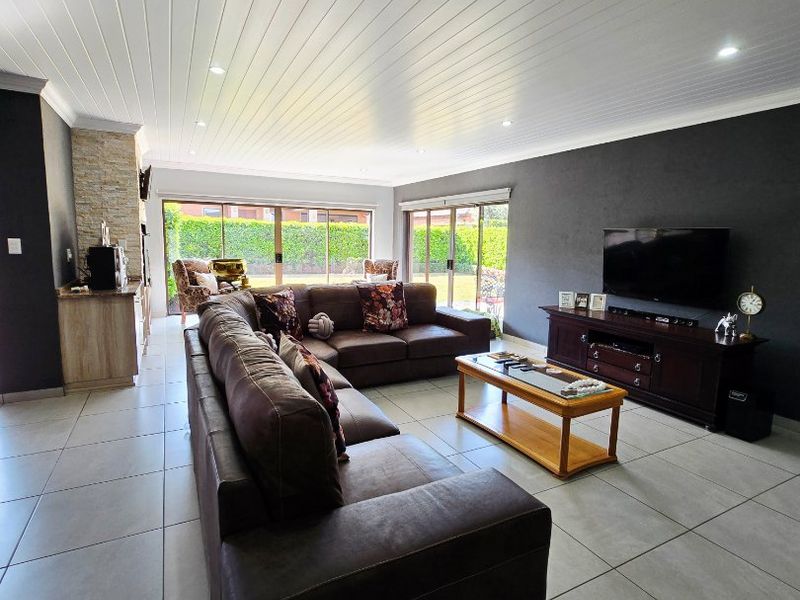 Elegant Family Living in a Secure Complex – Wilkoppies, Klerksdorp - Photo 6