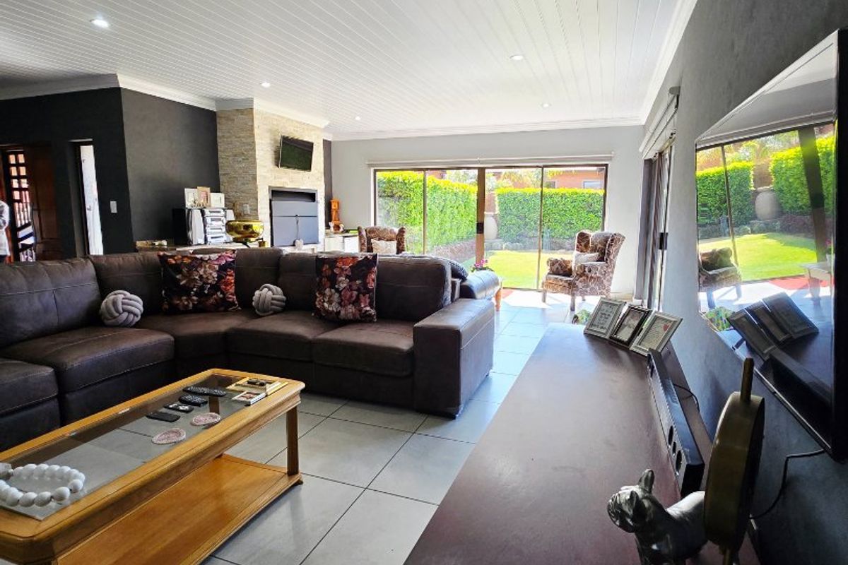 Elegant Family Living in a Secure Complex – Wilkoppies, Klerksdorp - Photo 4