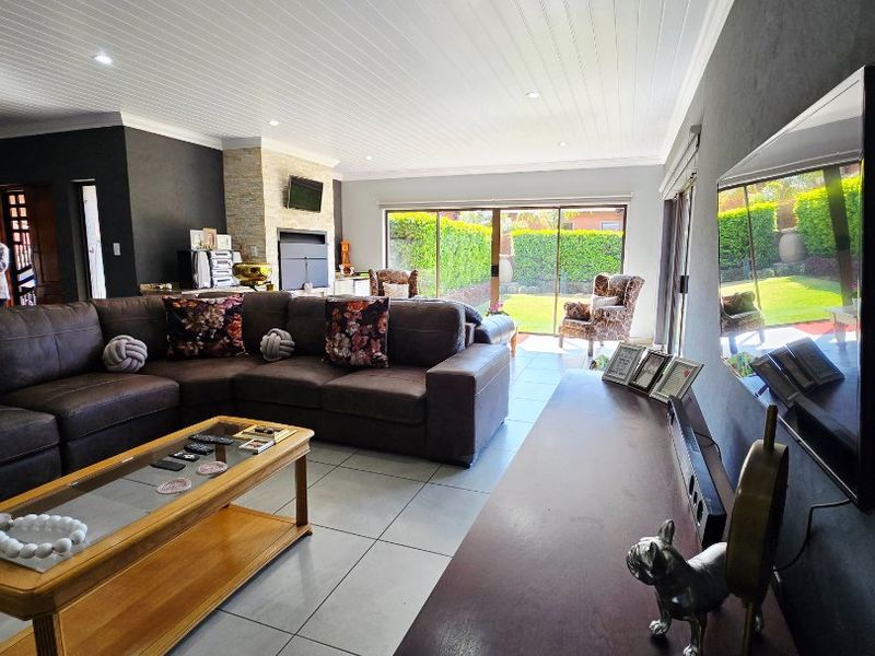 Elegant Family Living in a Secure Complex – Wilkoppies, Klerksdorp - Photo 4