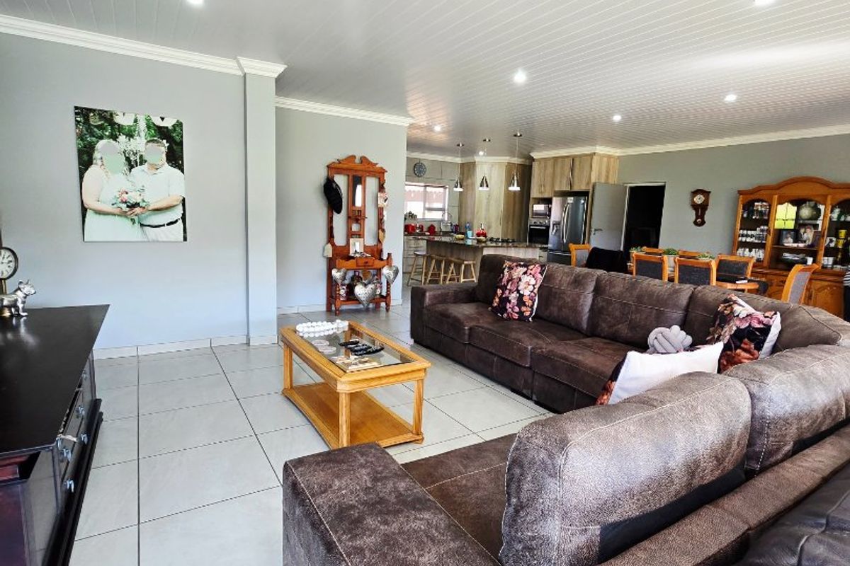 Elegant Family Living in a Secure Complex – Wilkoppies, Klerksdorp - Photo 3