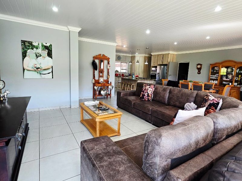 Elegant Family Living in a Secure Complex – Wilkoppies, Klerksdorp - Photo 3