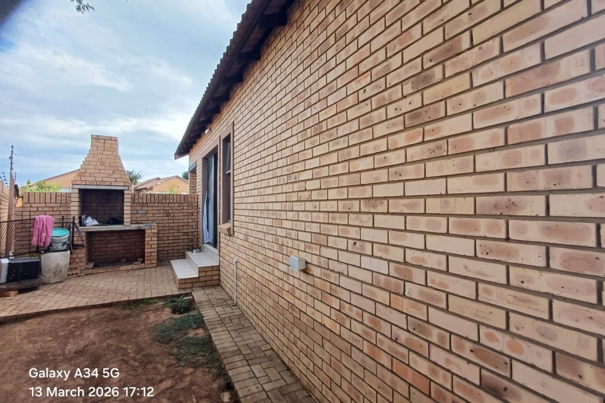 Charming Low Maintenance Home in Secure Meiringspark Complex - Photo 3