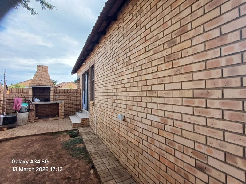 Charming Low Maintenance Home in Secure Meiringspark Complex - Photo 3