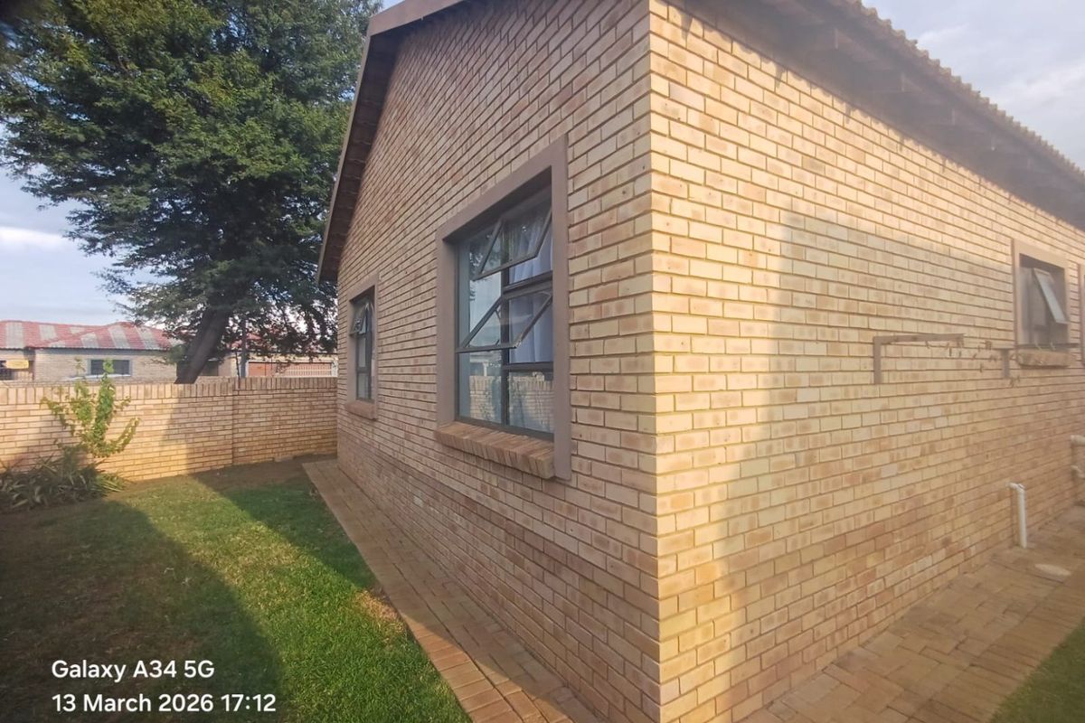 Charming Low Maintenance Home in Secure Meiringspark Complex - Photo 2