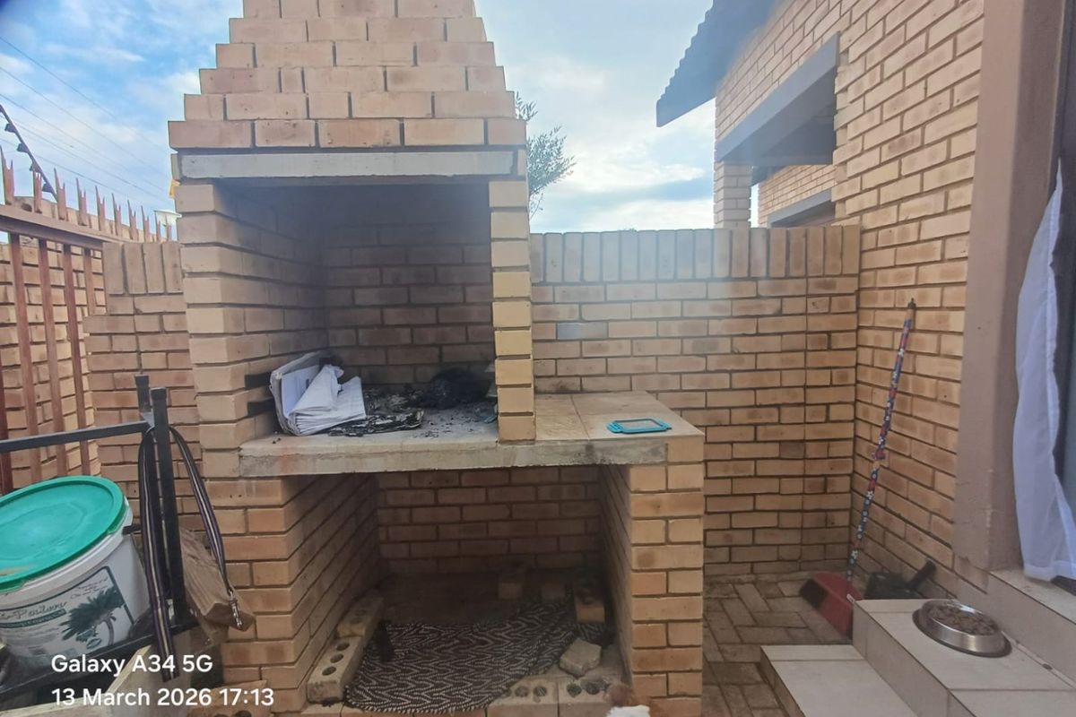 Charming Low Maintenance Home in Secure Meiringspark Complex - Photo 4