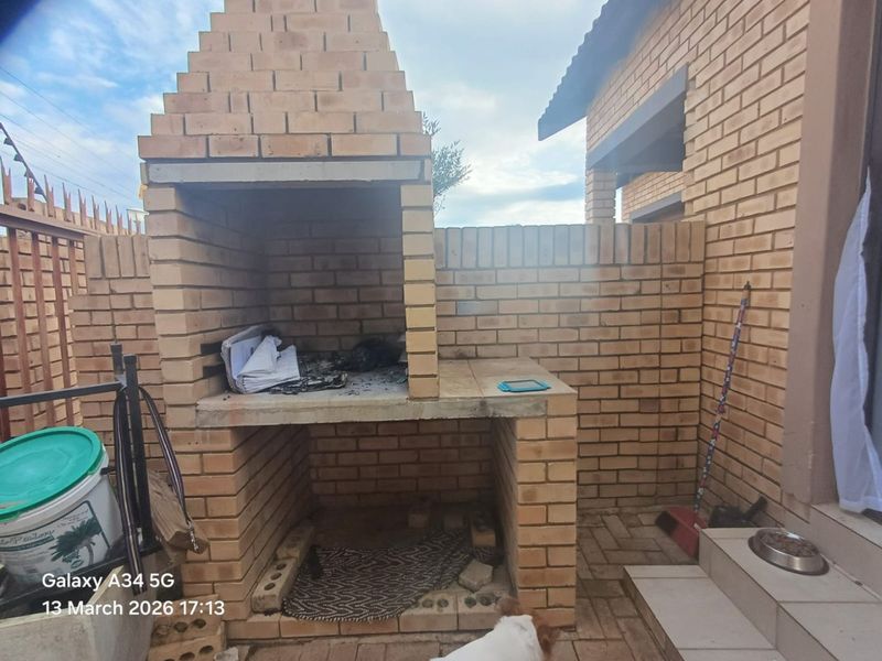 Charming Low Maintenance Home in Secure Meiringspark Complex - Photo 4