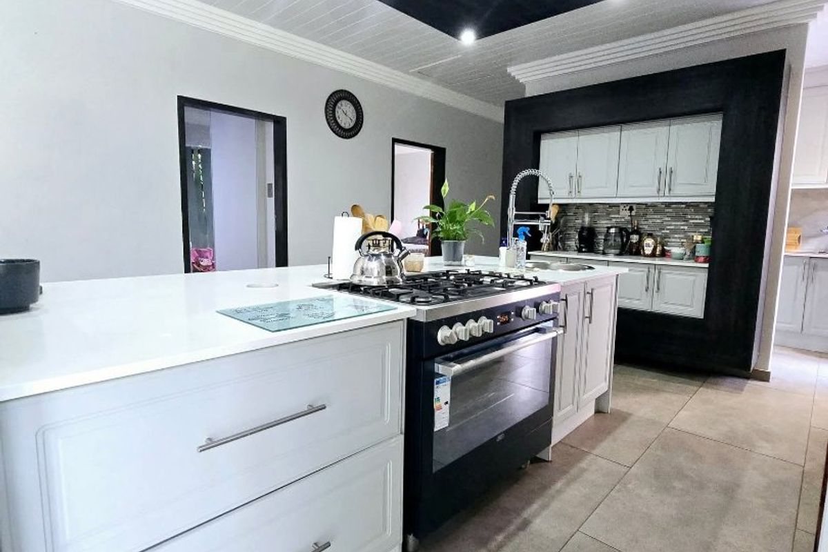 Dual Mandate | Elegant Family Living in La Hoff - Photo 4