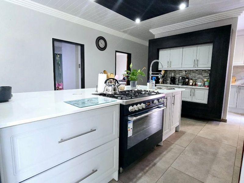 Dual Mandate | Elegant Family Living in La Hoff - Photo 4