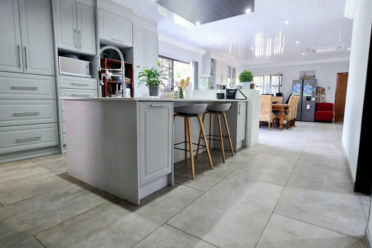 Dual Mandate | Elegant Family Living in La Hoff - Photo 5