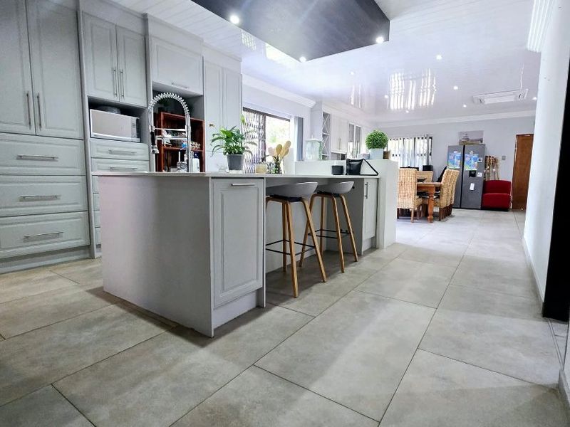 Dual Mandate | Elegant Family Living in La Hoff - Photo 5