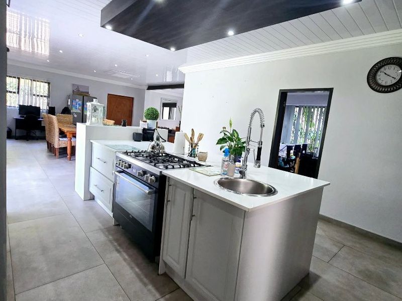 Dual Mandate | Elegant Family Living in La Hoff - Photo 9