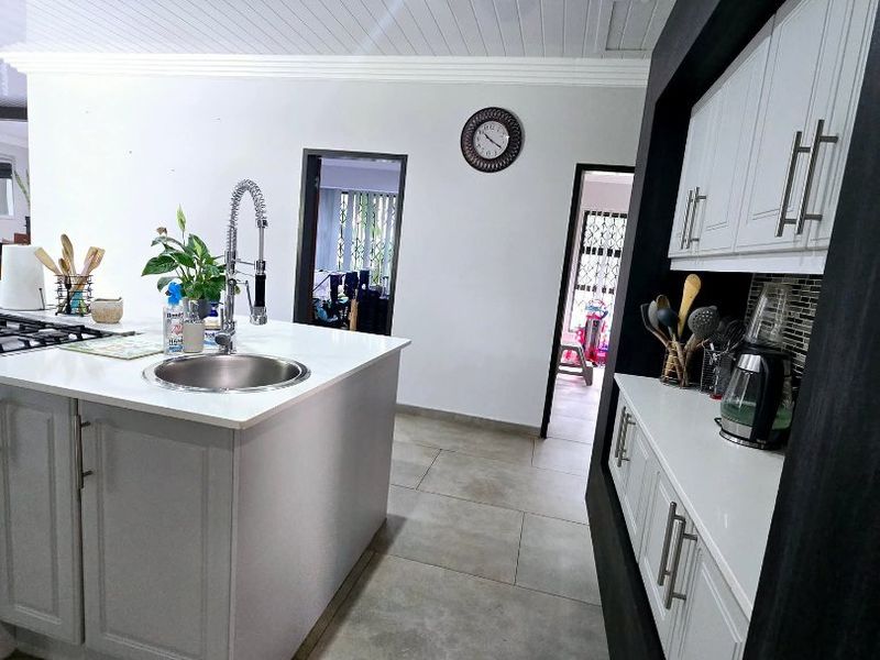 Dual Mandate | Elegant Family Living in La Hoff - Photo 8