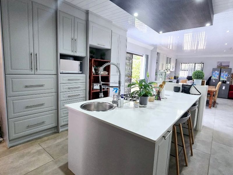 Dual Mandate | Elegant Family Living in La Hoff - Photo 7