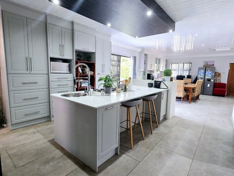 Dual Mandate | Elegant Family Living in La Hoff - Photo 6