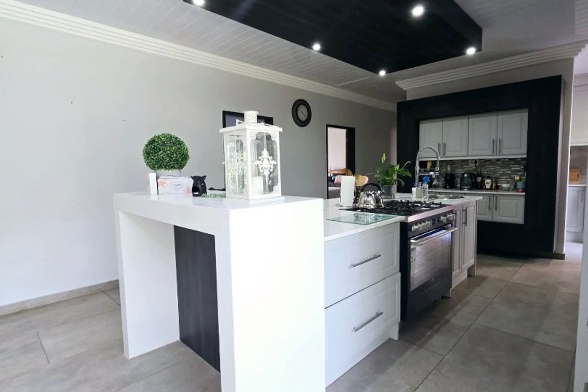 Dual Mandate | Elegant Family Living in La Hoff - Photo 2