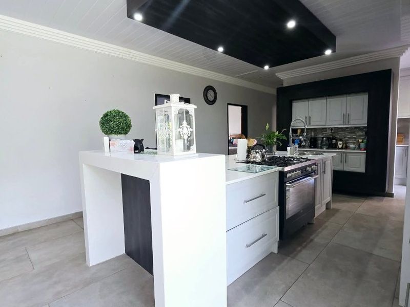 Dual Mandate | Elegant Family Living in La Hoff - Photo 2