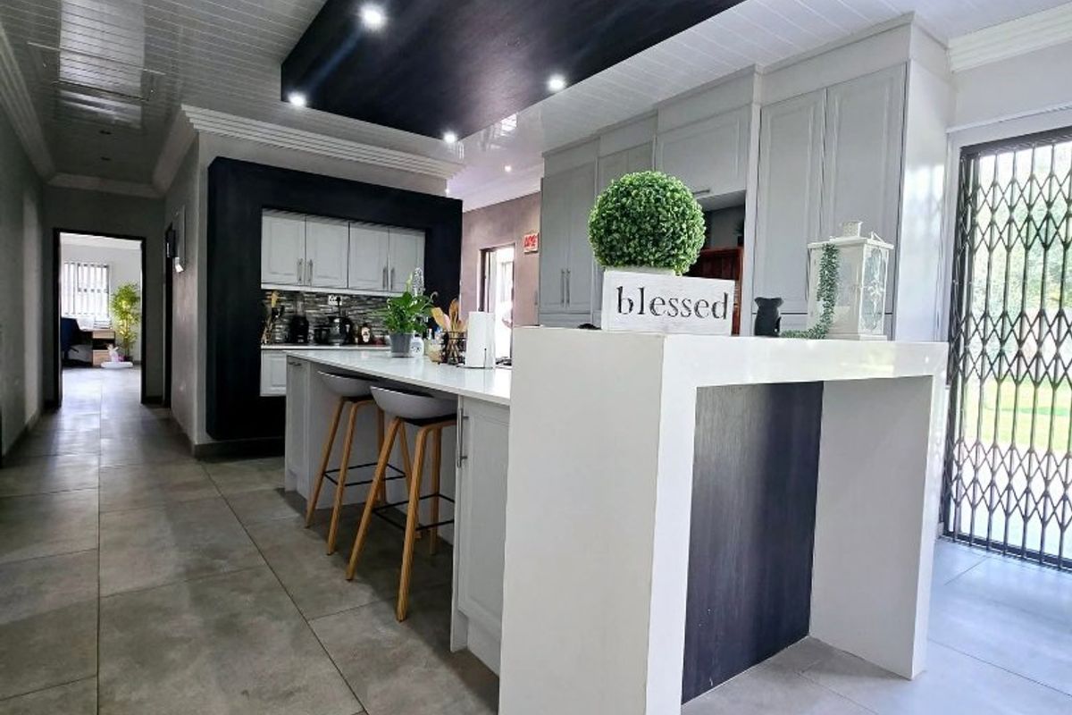 Dual Mandate | Elegant Family Living in La Hoff - Photo 3