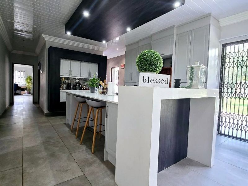 Dual Mandate | Elegant Family Living in La Hoff - Photo 3