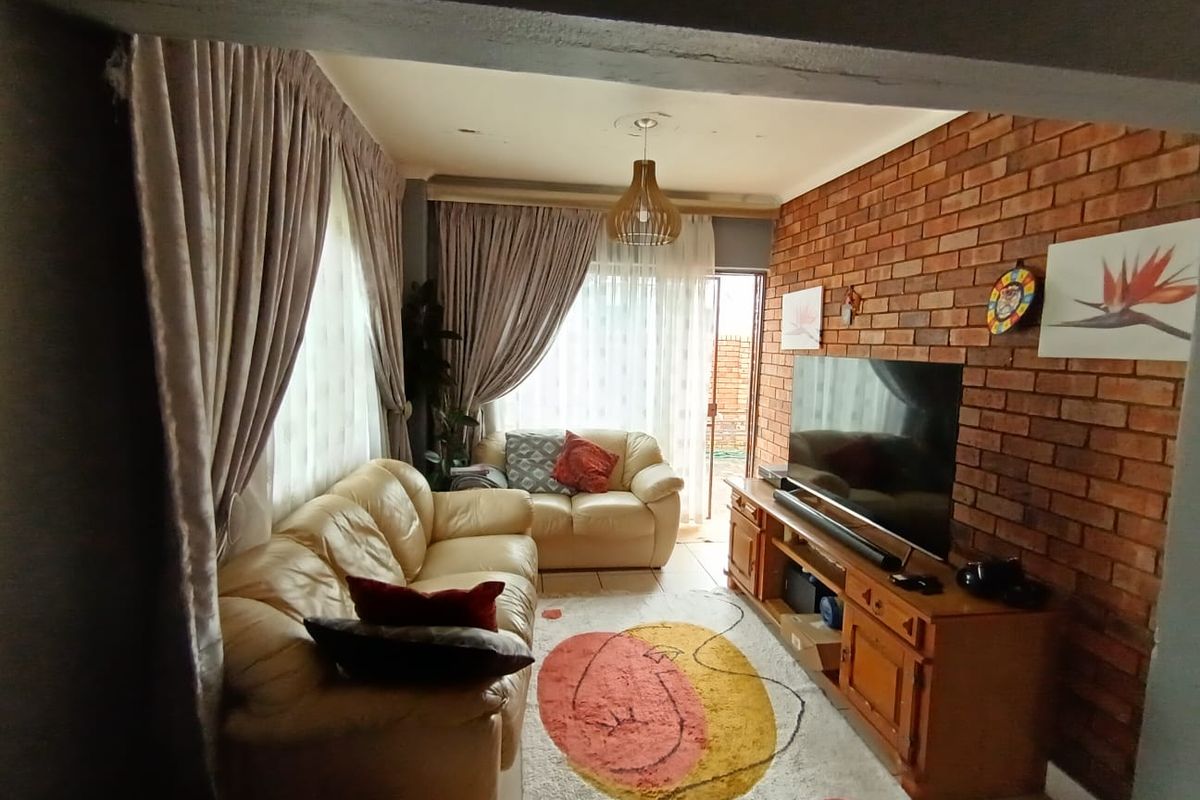 Spacious & Secure 3 Bedroom Townhouse – A Must See!  - Photo 3