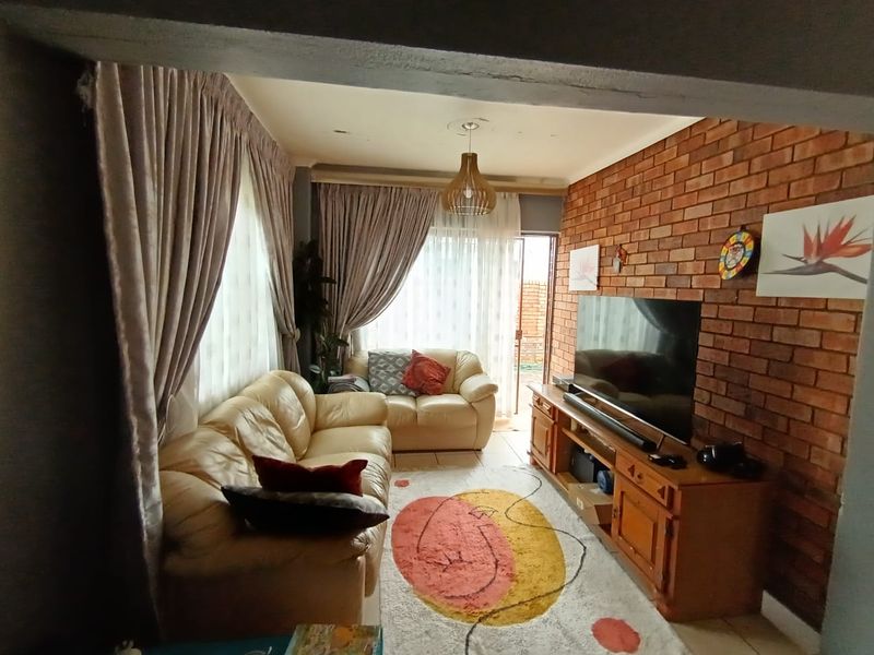 Spacious & Secure 3 Bedroom Townhouse – A Must See!  - Photo 3