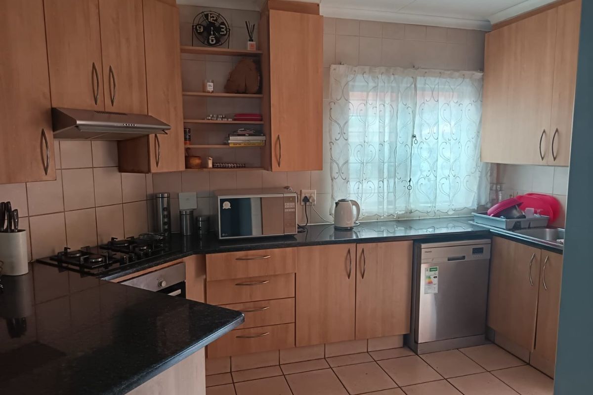 Spacious & Secure 3 Bedroom Townhouse – A Must See!  - Photo 4