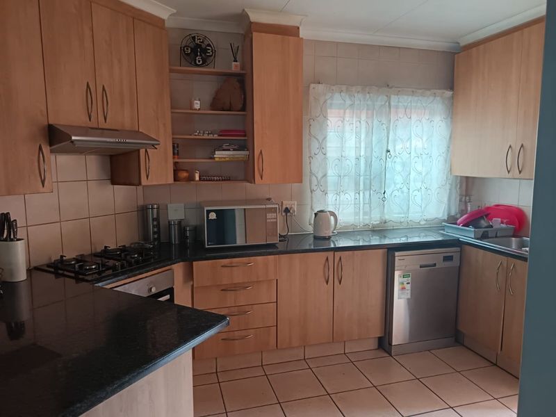 Spacious & Secure 3 Bedroom Townhouse – A Must See!  - Photo 4