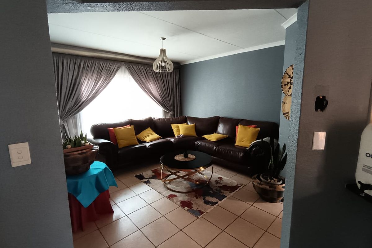 Spacious & Secure 3 Bedroom Townhouse – A Must See!  - Photo 2