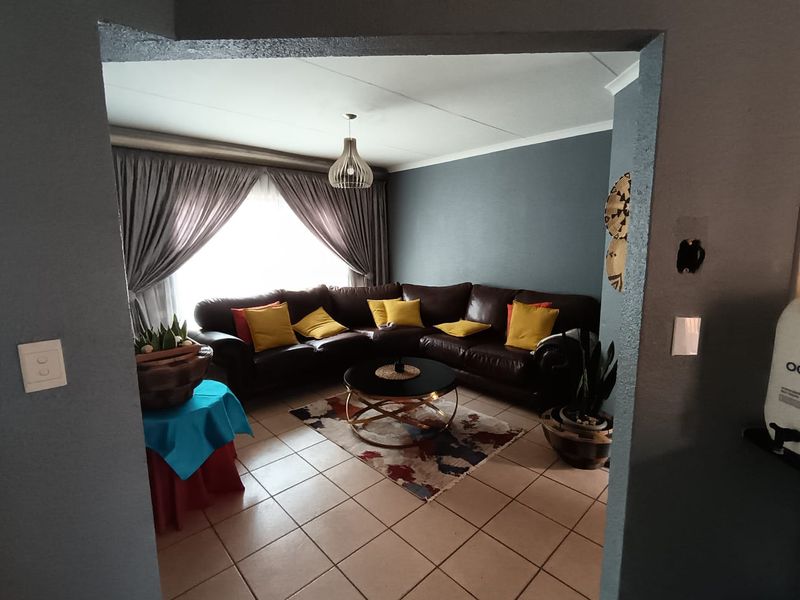 Spacious & Secure 3 Bedroom Townhouse – A Must See!  - Photo 2