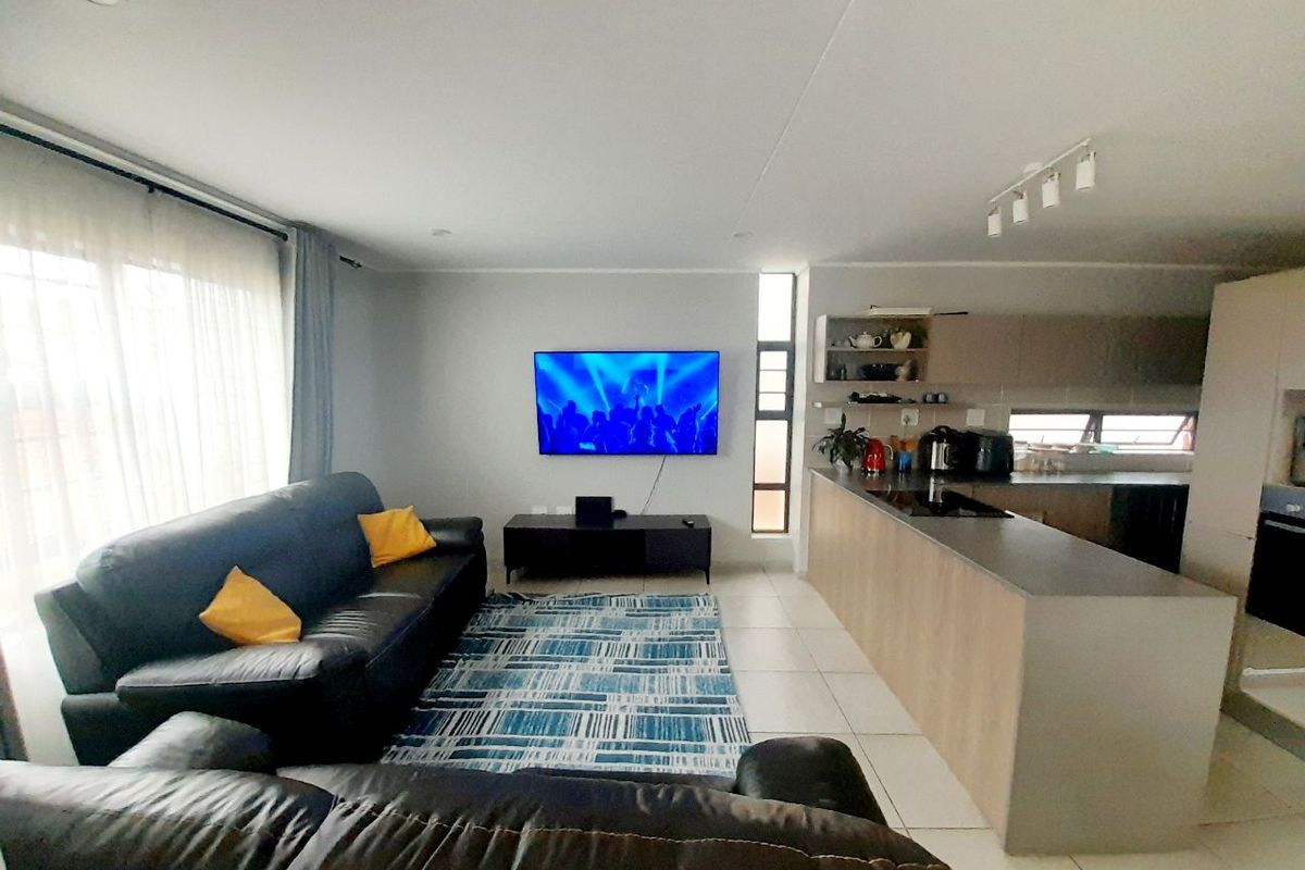 Modern Luxury Double-Storey Home in Secure Estate - Photo 2