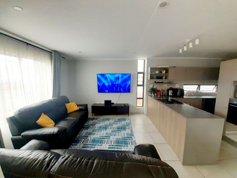 Modern Luxury Double-Storey Home in Secure Estate - Photo 2