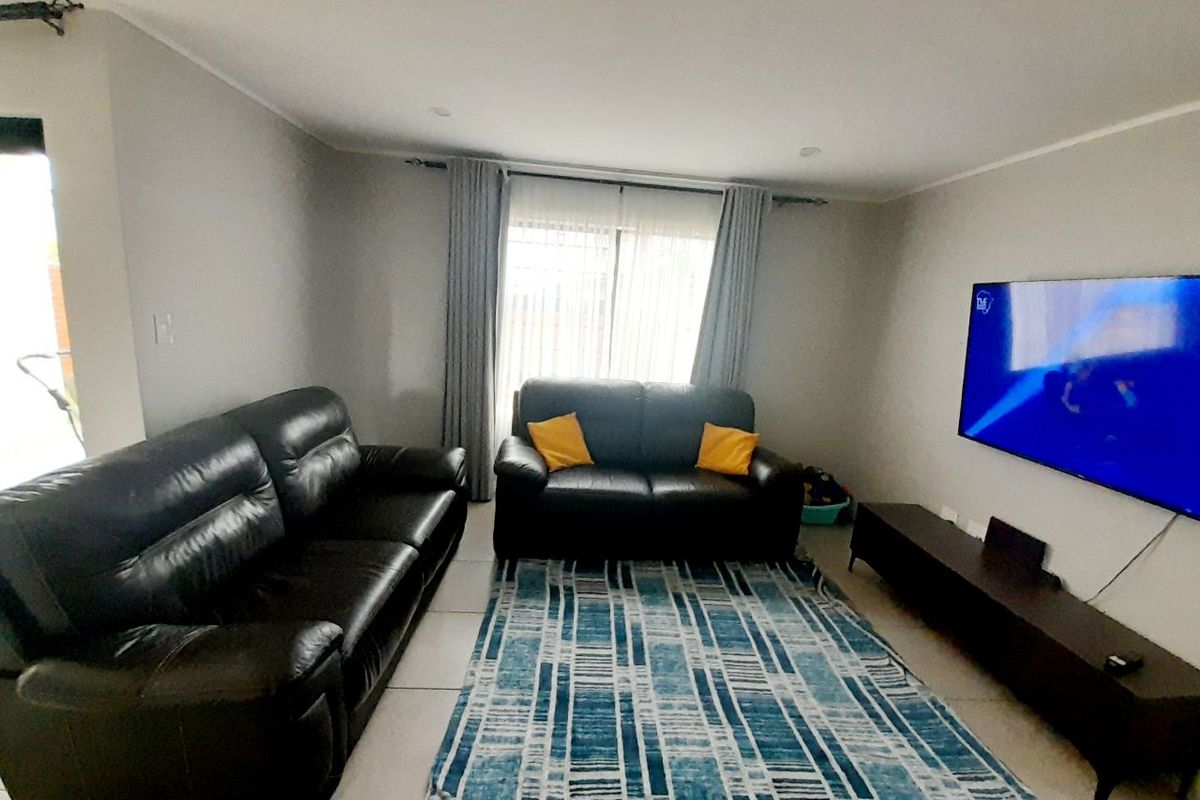 Modern Luxury Double-Storey Home in Secure Estate - Photo 5